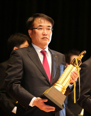 호반건설 송종민 사장이 4일 서울 삼성동 코엑스에서 열린 제53회 납세자의 날 기념식에서 국세 1000억원 탑 수상 후 기념 사진을 찍고 있다.<호반건설 제공>